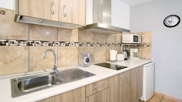 Refrigerador, microondas, placa de cocina, cafetera/tetera