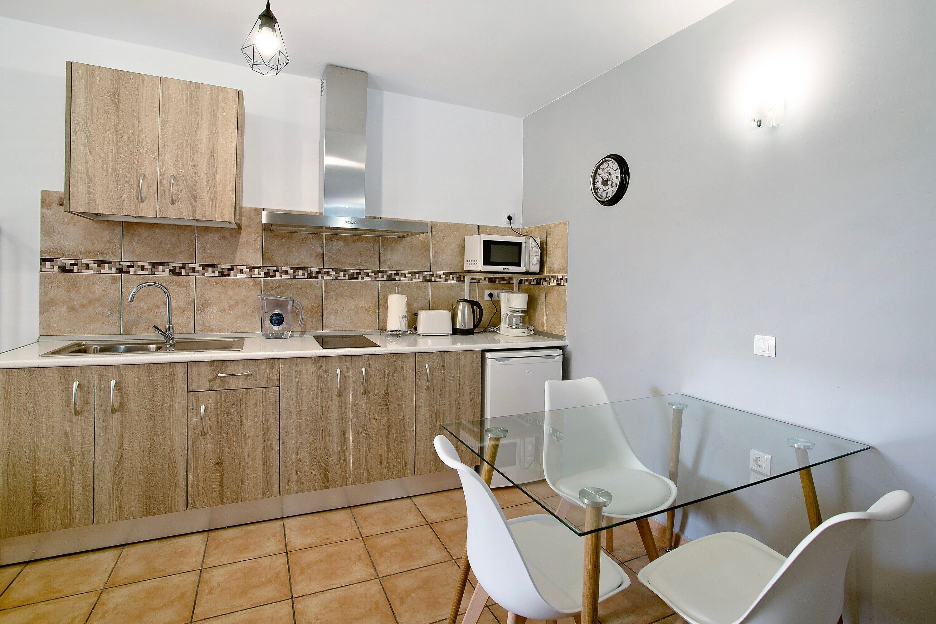Frigorífico, microondas, placa de cocina y cafetera o tetera