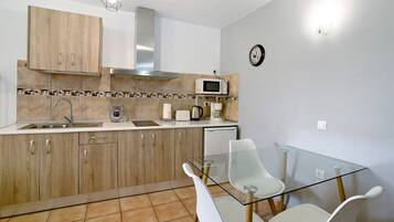 Frigorífico, microondas, placa de cocina y cafetera o tetera