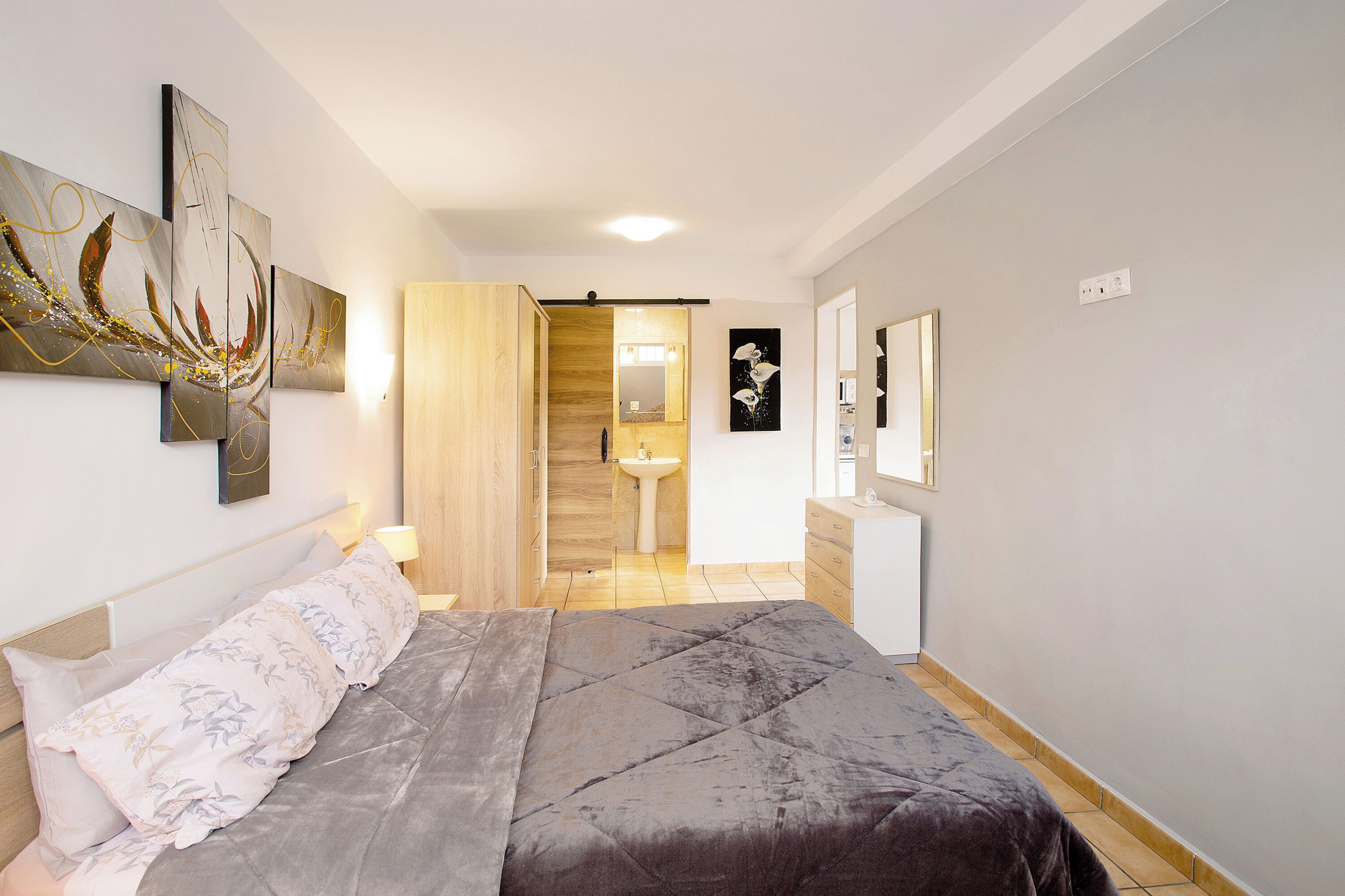 1 chambre, fer et planche à repasser, Wi-Fi gratuit, draps fournis