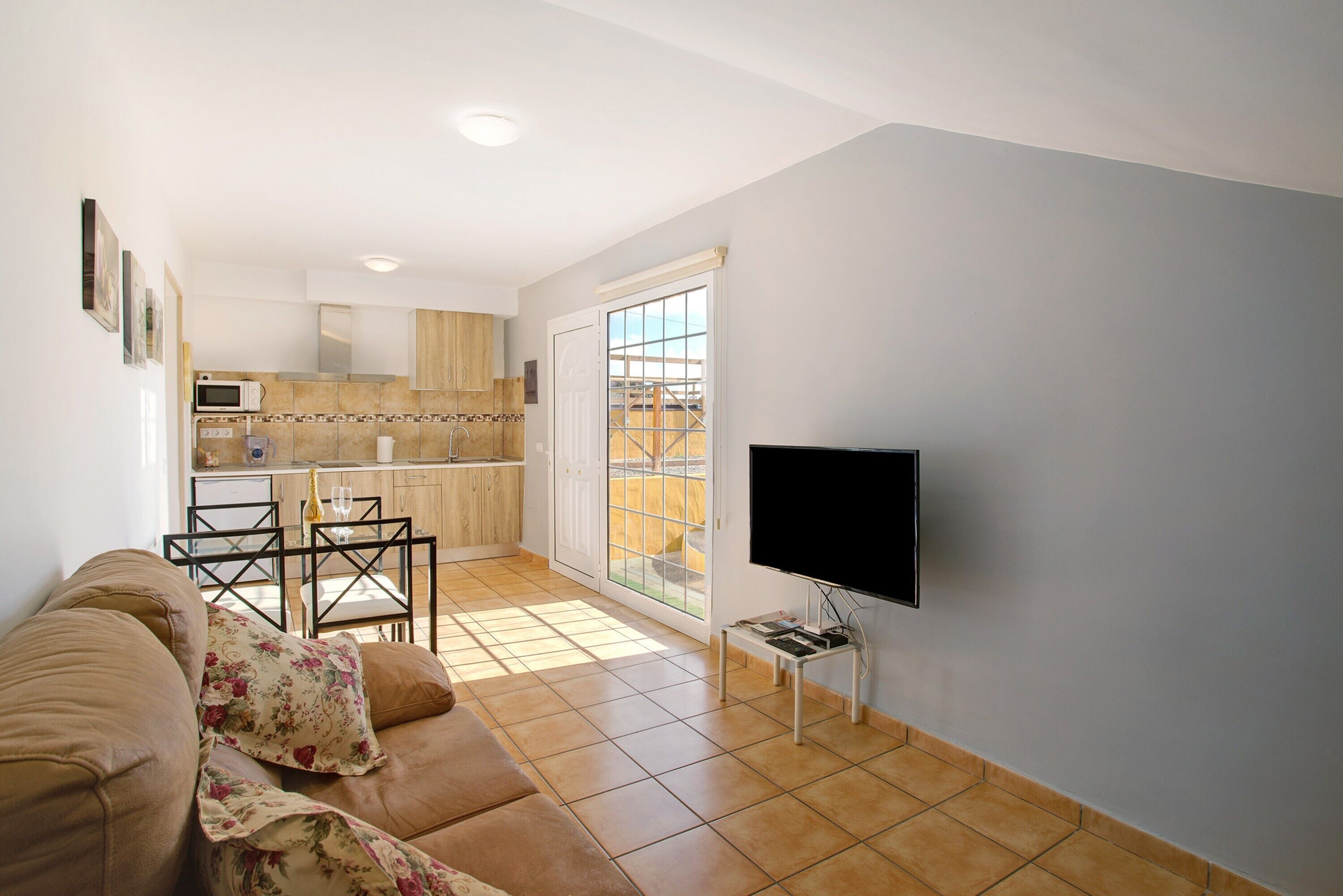 Tv och ett bordtennisbord