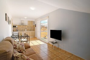 TV, ping pong - Montemar 1: Sea Views, Shared Pool, and Wi-Fi for Your Vacation (Moya)