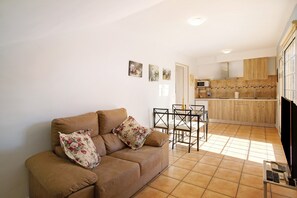 TV, ping pong - Montemar 1: Sea Views, Shared Pool, and Wi-Fi for Your Vacation (Moya)