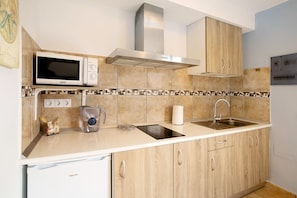 Fridge, microwave, stovetop, coffee/tea maker - Montemar 1: Sea Views, Shared Pool, and Wi-Fi for Your Vacation (Moya)