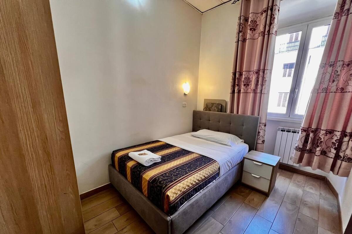 Classic Single Room | Desk, laptop workspace, soundproofing, WiFi (free)