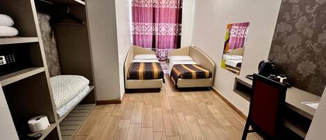 Habitación pequeña con una cama litera, un escritorio, una silla y un armario.
