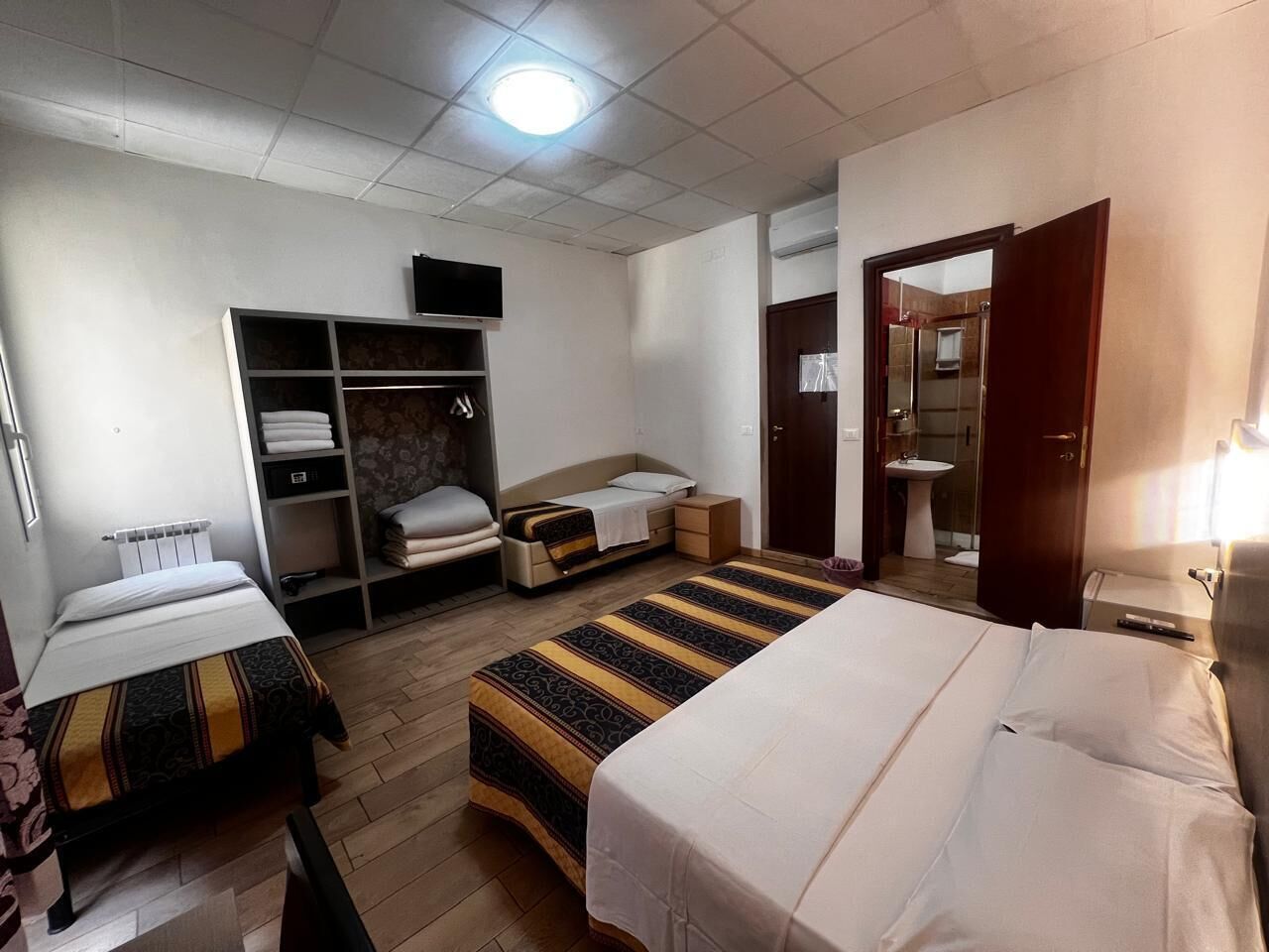 Quadruple Room | Desk, laptop workspace, soundproofing, free WiFi