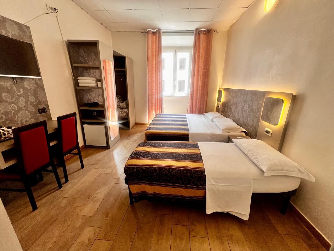 Triple Room | Desk, laptop workspace, soundproofing, free WiFi