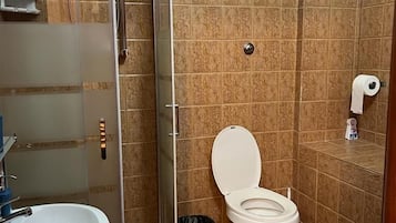 Quadruple Room | Bathroom | Hair dryer