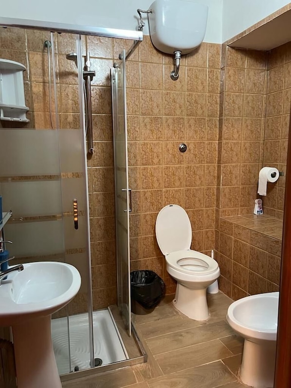Quadruple Room | Bathroom | Hair dryer - HOTELPRINCIPE (Rome)
