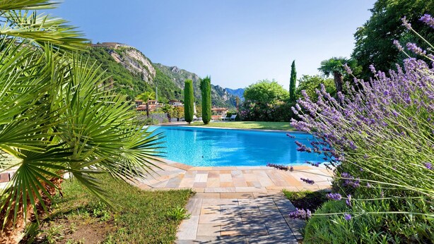 A swimming pool surrounded by greenery and a mountainous backdrop. - Holiday Apartment "Jose" with Shared Pool, Terrace & Wi-Fi (Tremosine)