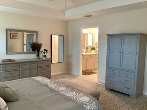 3 habitaciones, escritorio, tabla de planchar con plancha y wifi gratis