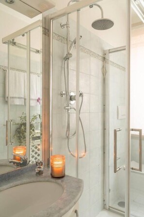 Dusche, Haartrockner, Handtücher
