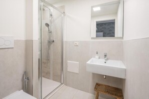 Douche, sèche-cheveux, serviettes fournies