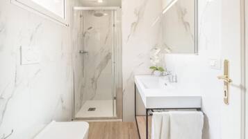 Regadera, secadora de cabello, toallas