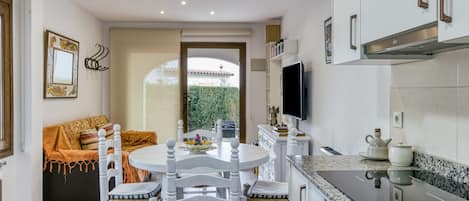 Réfrigérateur, four, plaque de cuisson, lave-vaisselle