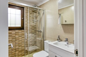 Een douche, handdoeken