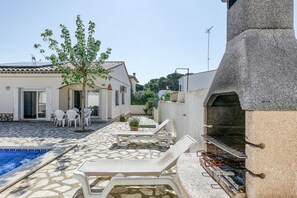 Outdoor dining - Holiday Home 'Allegra' with Private Pool, Wi-Fi and Air Conditioning (L'Escala)