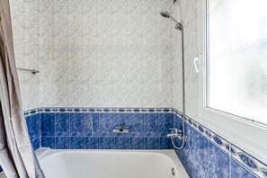 Bathtub, towels - Holiday Home 'Allegra' with Private Pool, Wi-Fi and Air Conditioning (L'Escala)