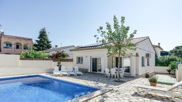 A pool area with lounge chairs and a small patio. - Holiday Home 'Allegra' with Private Pool, Wi-Fi and Air Conditioning (L'Escala)