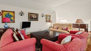 TV, fireplace, DVD player, ping pong - Holiday Home 'Rocha's House' with Private Pool, Private Terrace and Wi-Fi (Setúbal)