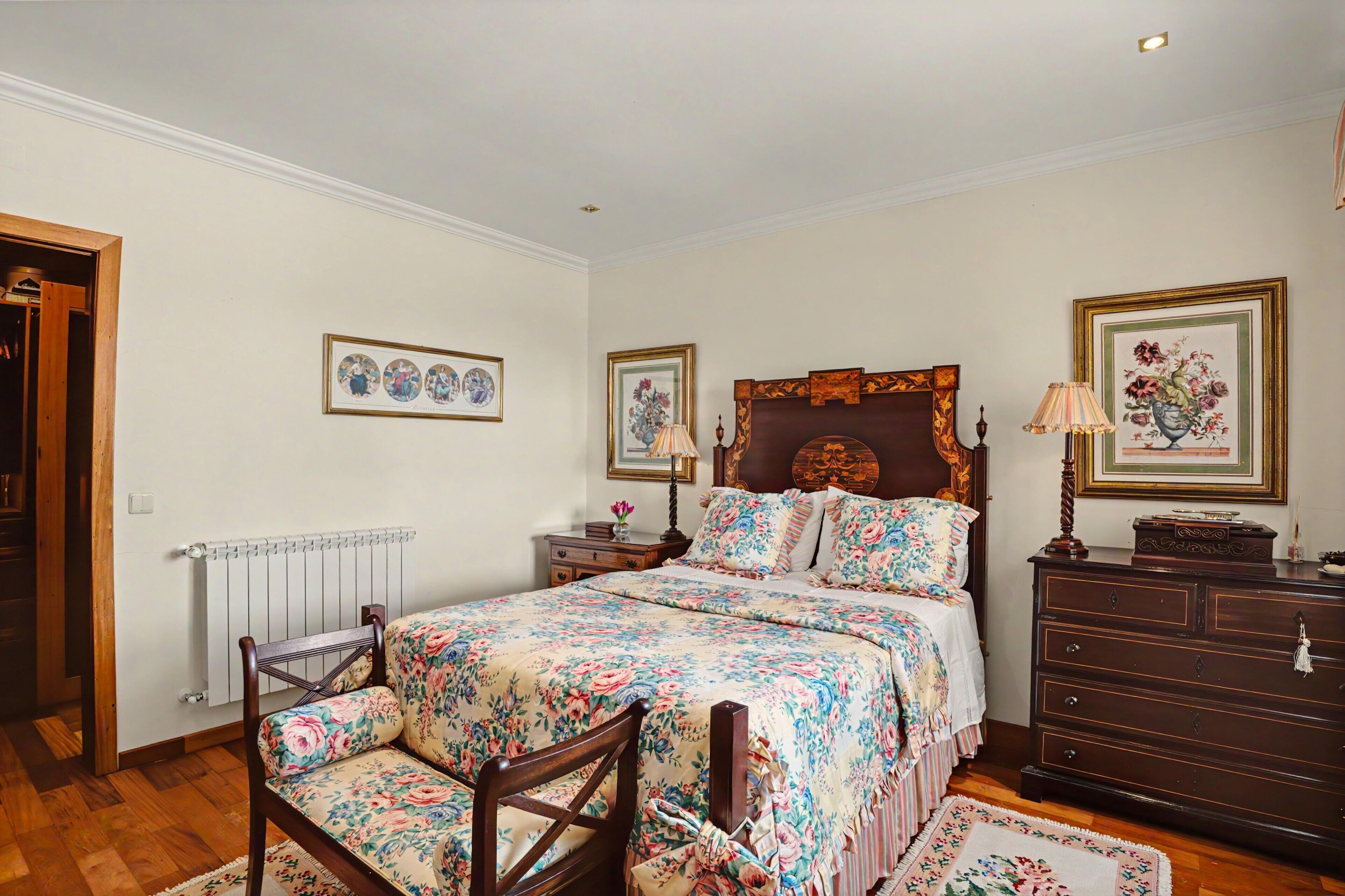 4 bedrooms, iron/ironing board, WiFi (free), bed sheets