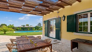 Outdoor dining - Holiday Home 'Rocha's House' with Private Pool, Private Terrace and Wi-Fi (Setúbal)