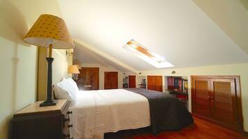 4 bedrooms, iron/ironing board, free WiFi, bed sheets