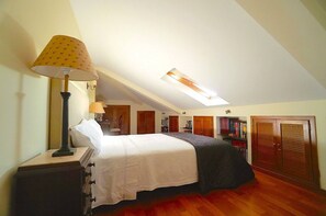 4 bedrooms, iron/ironing board, free WiFi, bed sheets