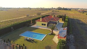 A house with a swimming pool, solar panels, and a large yard. - Holiday Home 'Rocha's House' with Private Pool, Private Terrace and Wi-Fi (Setúbal)