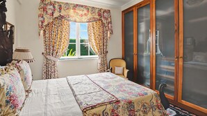 4 bedrooms, iron/ironing board, free WiFi, bed sheets - Holiday Home 'Rocha's House' with Private Pool, Private Terrace and Wi-Fi (Setúbal)