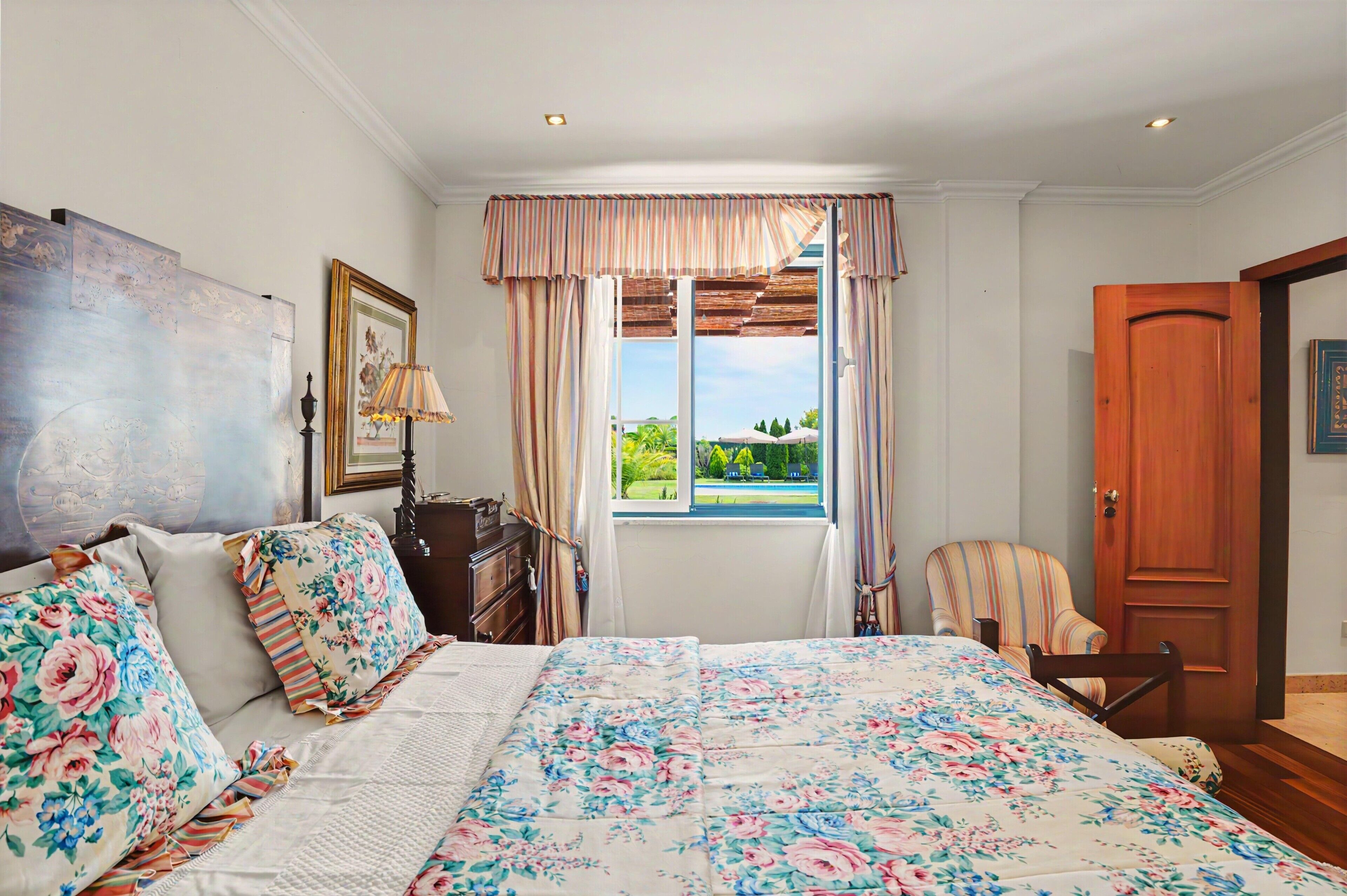 4 bedrooms, iron/ironing board, WiFi (free), bed sheets