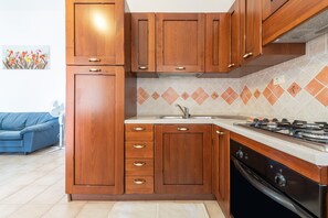 Fridge, microwave, oven, stovetop - Holiday Home "Casa Vacanze dei Pini" with Terrace & Shared Garden (Costa Rei)