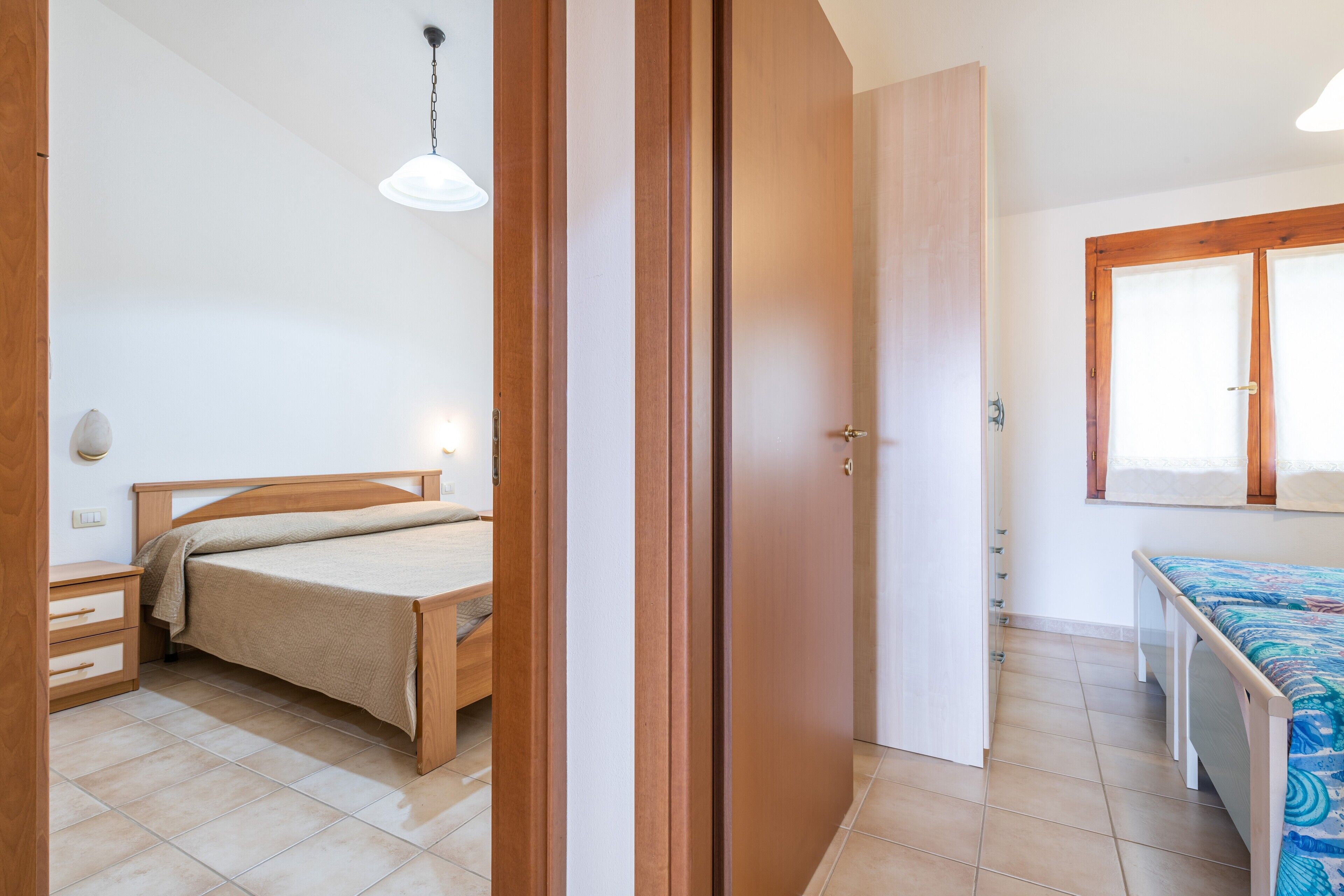 2 soverom, strykejern/-brett og sengetøy