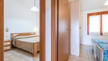 2 soverom, strykejern/-brett og sengetøy