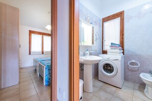 Een douche, een haardroger, handdoeken