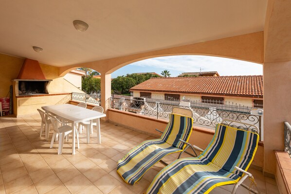 Outdoor dining - Holiday Home "Casa Vacanze delle More" with Shared Garden & Terrace (Costa Rei)
