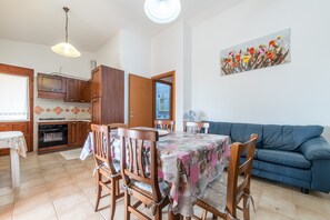 Dining - Holiday Home "Casa Vacanze delle More" with Shared Garden & Terrace (Costa Rei)