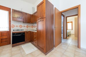 Fridge, microwave, oven, stovetop - Holiday Home "Casa Vacanze delle More" with Shared Garden & Terrace (Costa Rei)