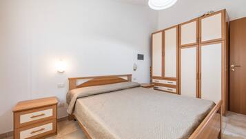 2 makuuhuonetta, silitysrauta/-lauta, vuodevaatteet