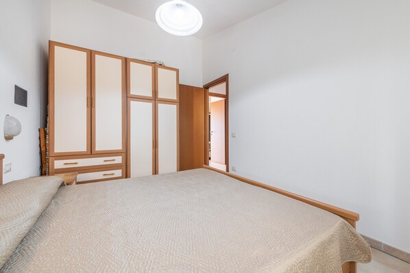 2 slaapkamers, een strijkplank/strijkijzer, beddengoed