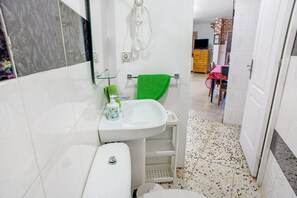 Baignoire, séchoir à cheveux, serviettes fournies