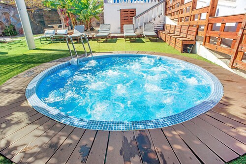 Vacation Home "El Pinillo" with Mountain View, Pool & Wi-Fi