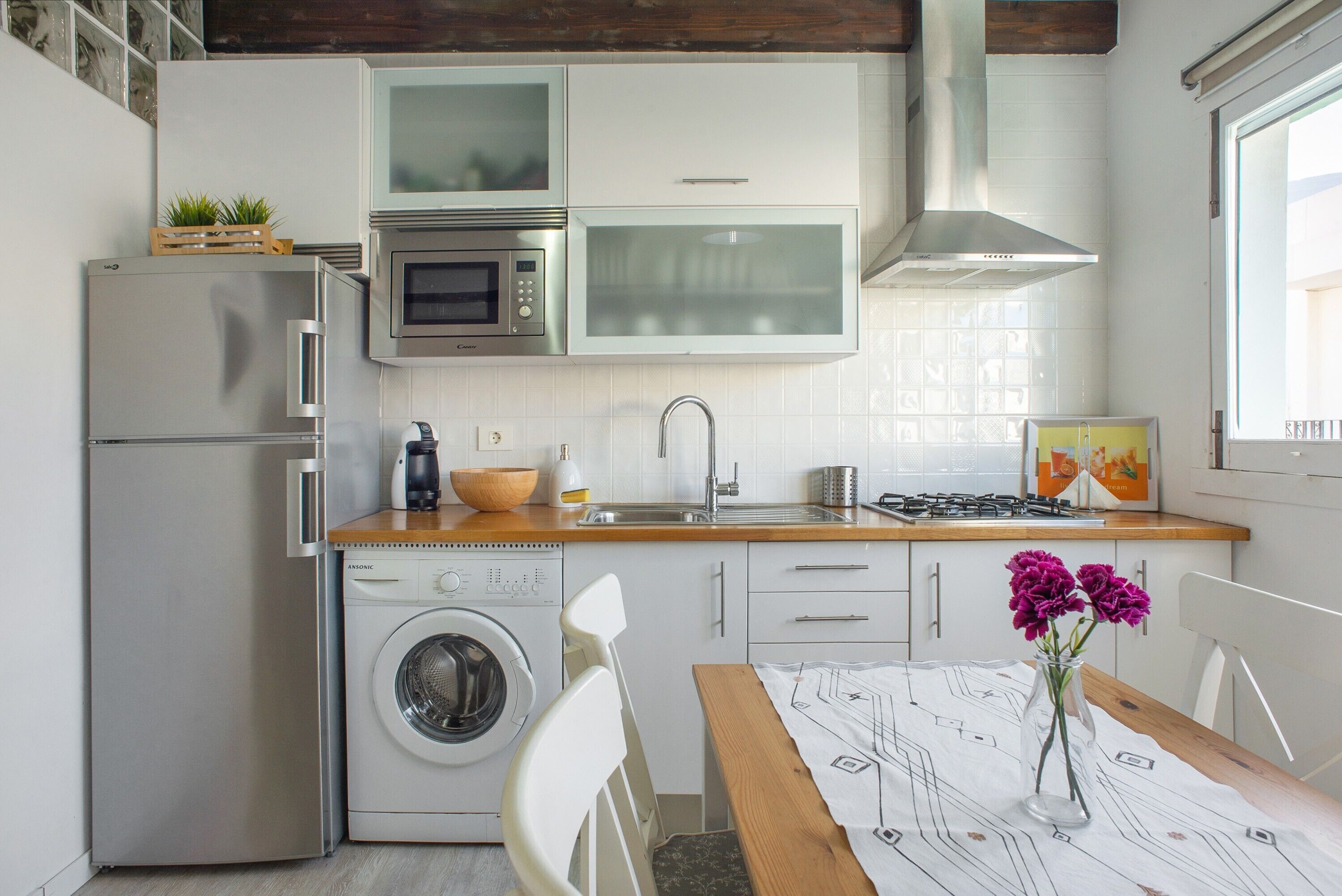 Frigorífico, microondas, placa de cocina y cafetera o tetera