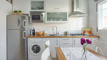 Frigorífico, microondas, placa de cocina y cafetera o tetera