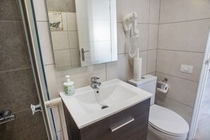 Shower, hair dryer, towels - Vacation Home "Casa La Meliana" with Mountain View & Wi-Fi (La Aldea de San Nicolas)