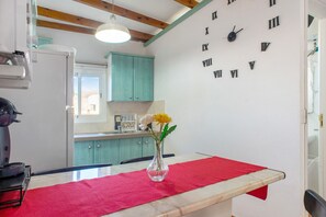 Fridge, microwave, oven, stovetop - Vacation Home "Casa La Palmilla" with Mountain View, Whirlpool & Wi-Fi (La Aldea de San Nicolás)