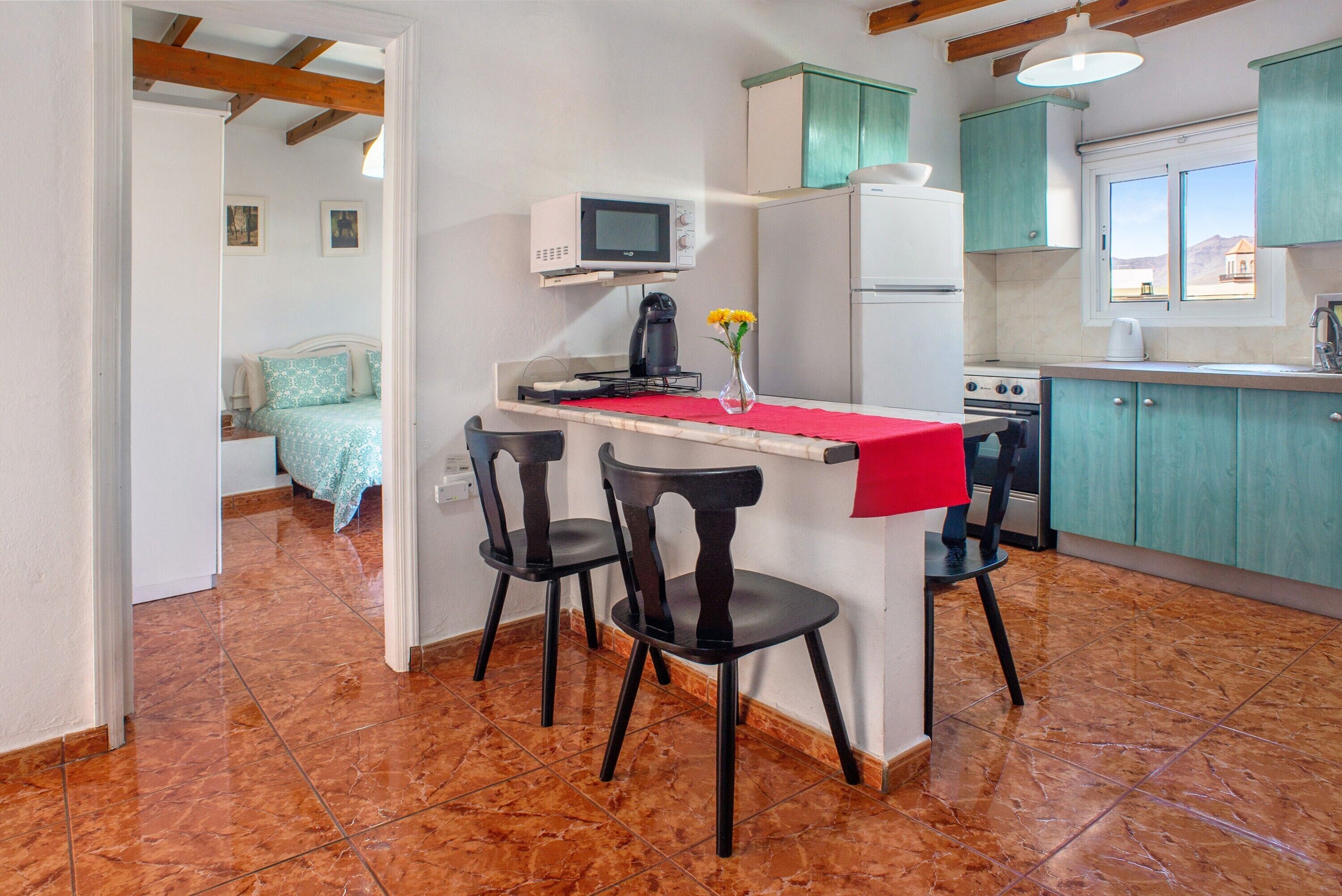 Frigorífico, microondas, horno y placa de cocina