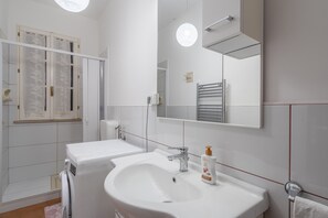 Baignoire, articles de toilette gratuits, sèche-cheveux