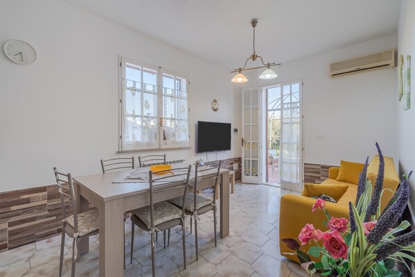 Interior - "Villa Angela" with Terrace, Shared Garden & Wi-Fi (Augusta)